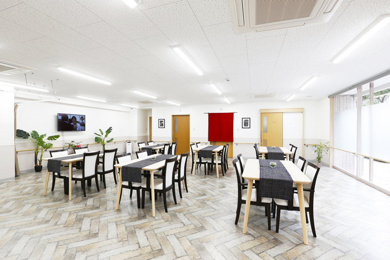 障がいデイサービスなでしこデイズ画像-開放感がありくつろげるフロア